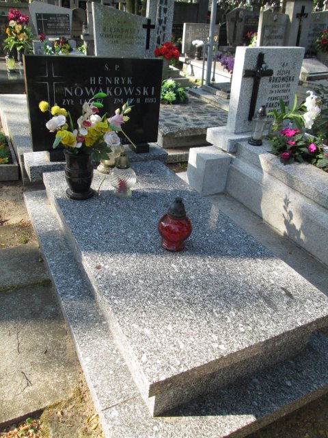 Grób HENRYK NOWAKOWSKI